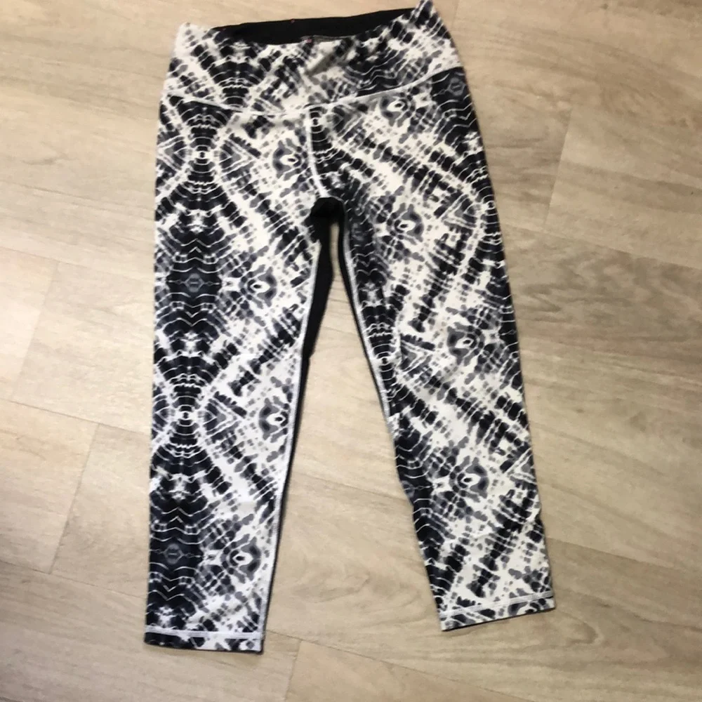 Victoria's Secret Black and White Tie Dye Leggings Athletic Fit